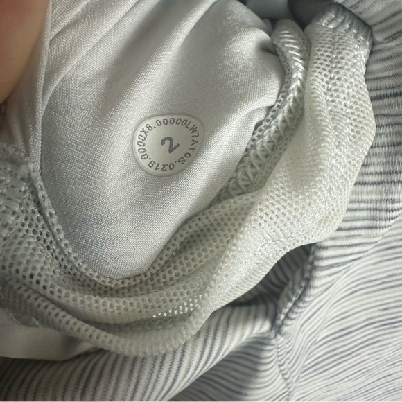 Lululemon On The Fly Short *2.5" Alpine White Size 2 - Picture 4 of 5